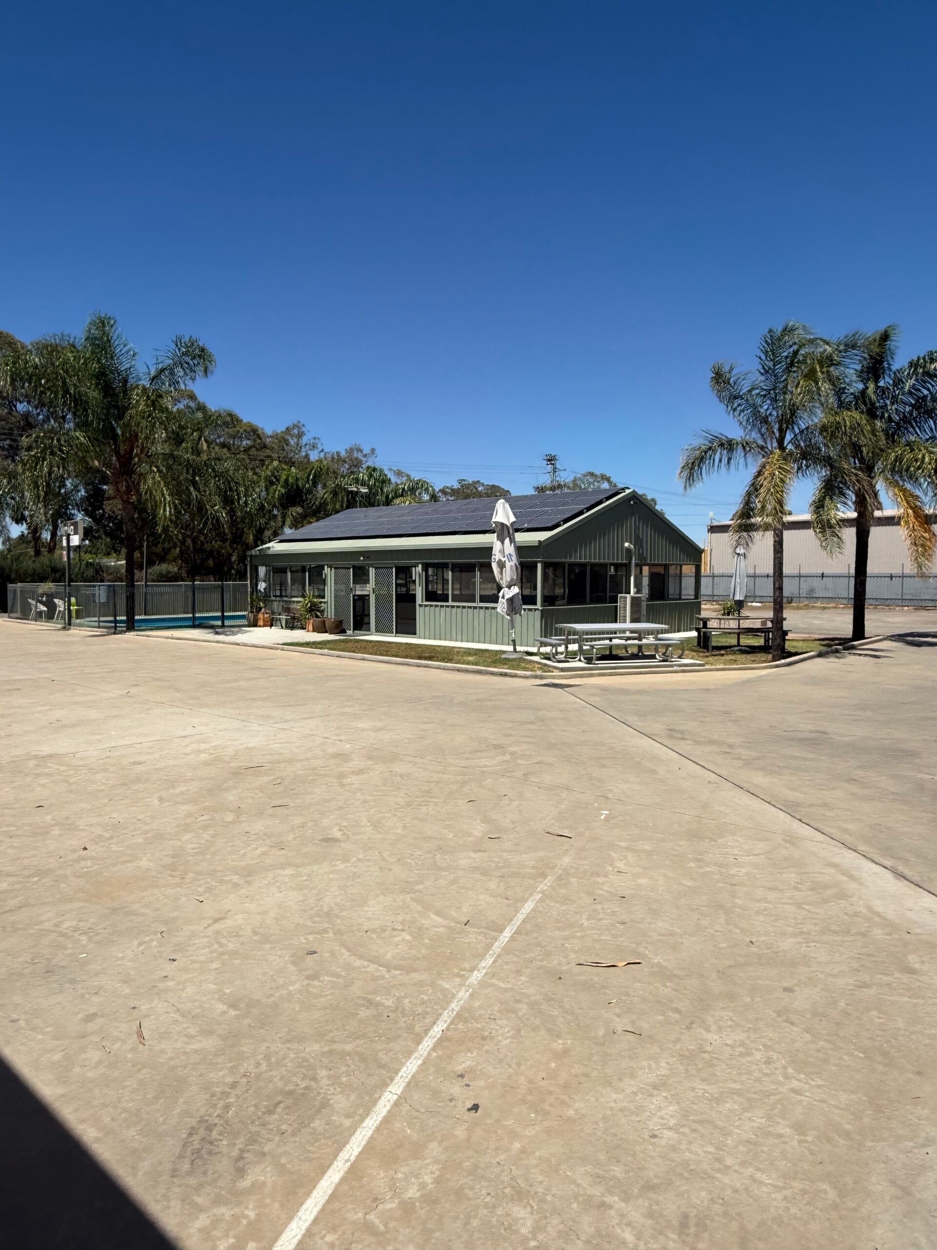 MIA Motel barbecue area and outdoor picnic seating